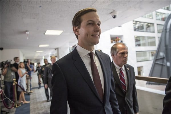 Kiállt újságírók elé Trump oroszokkal beszélő veje, de kérdezni nem lehetett