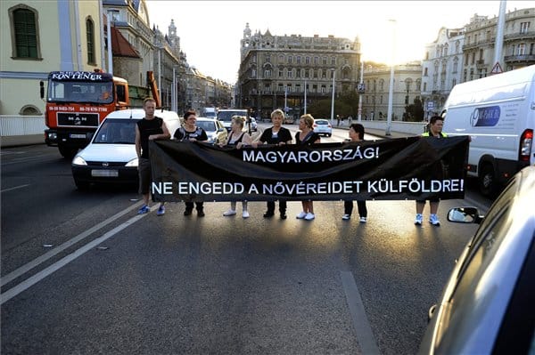 Egészségügyi dolgozók zárták le 18 percre az Erzsébet hidat