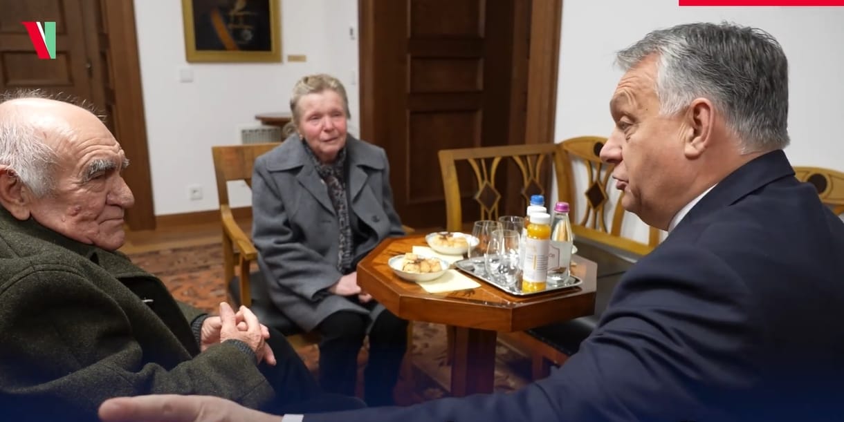 Orbán fogadta a fenyőjét az országnak felajánló házaspárt, és adott cserébe egy másikat