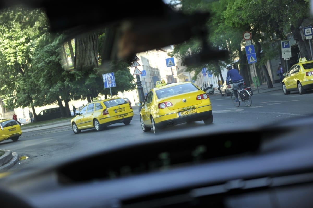 Készüljön rá, hogy óriási késéssel érkezik a taxis
