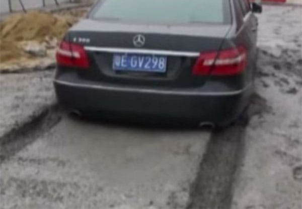 Friss betonba ragadt egy figyelmetlen Mercis - fotó