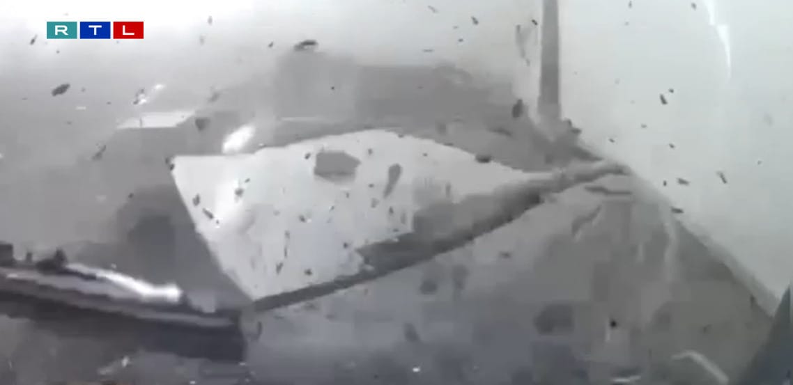 Megrázó videó: A becsapódás előtt egy-két másodperccel vált csak láthatóvá, hogy beállt az egész M1