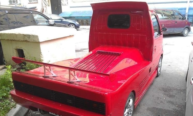 Az oroszoknak sikerült a lehetetlen: Ferrarit varázsoltak egy kisteherautóból