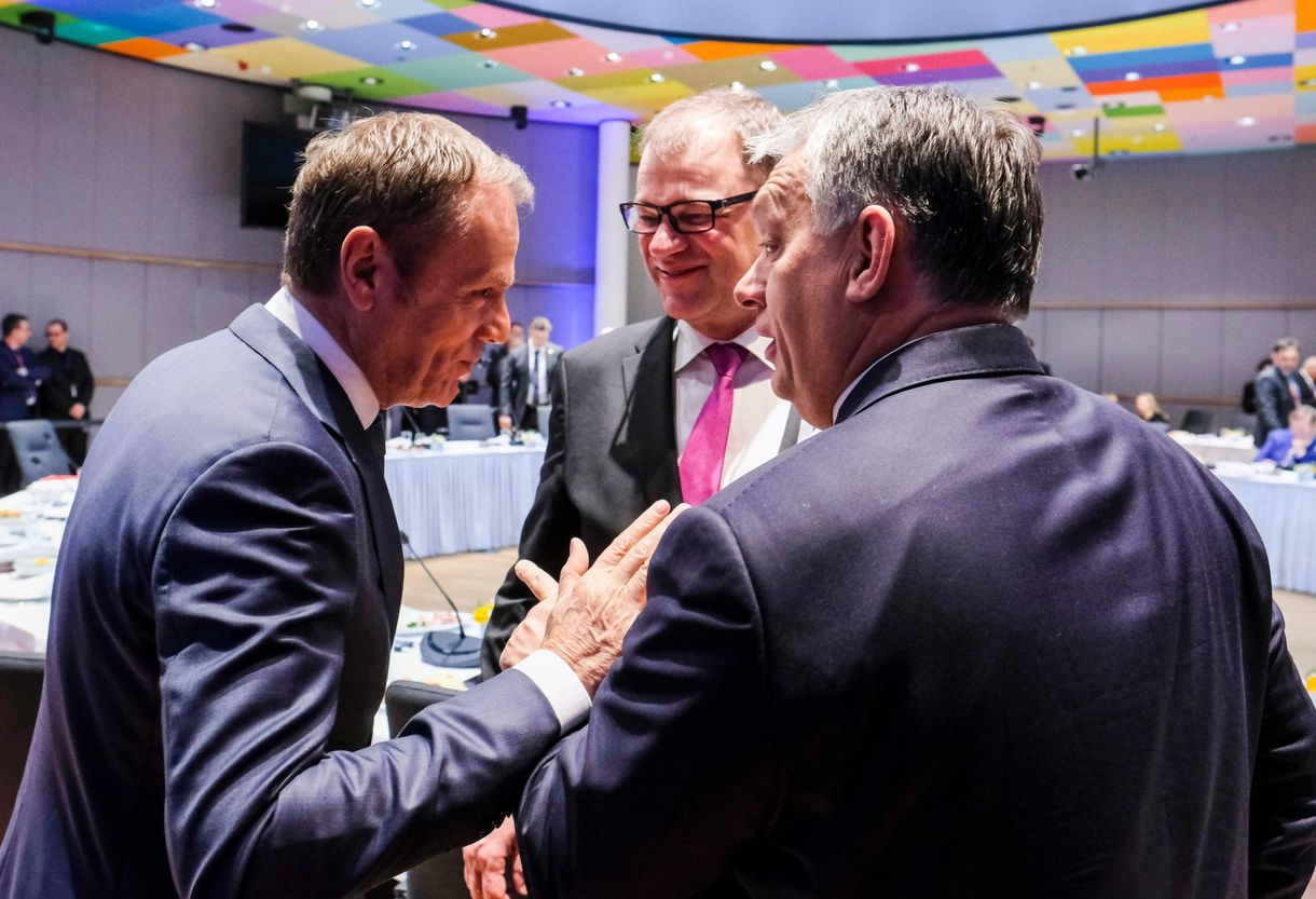 Nem tud mit kezdeni az EU az orbáni pávatánccal