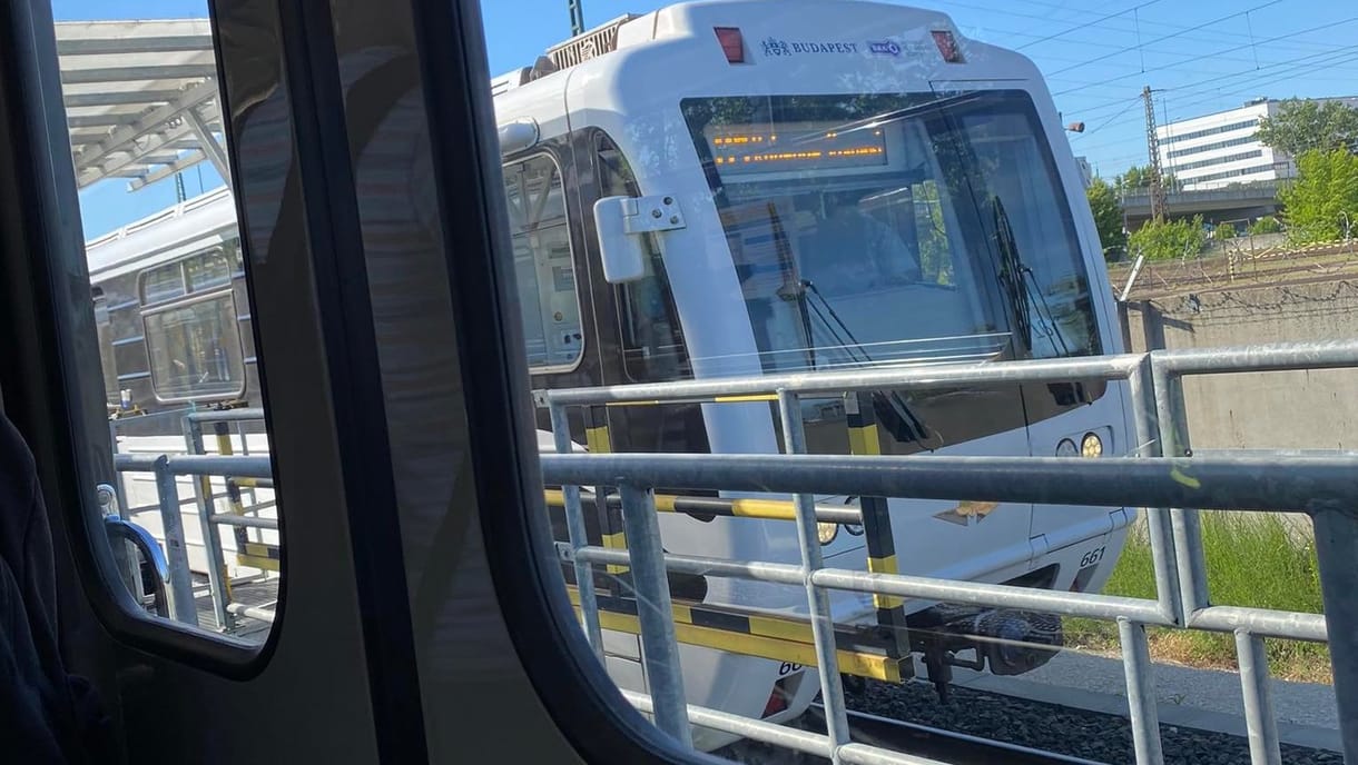 Nem nyíltak ki egy metró ajtói Kőbánya-Kispesten, az utasokkal együtt állt ki pihenőre