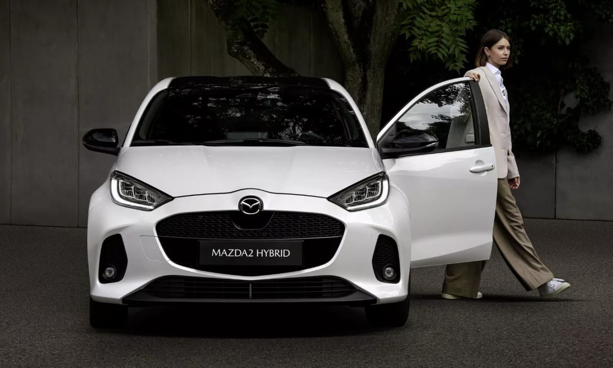 Itt a legújabb Mazda 2, ami picit jobban megkülönböztethető a Toyota Yaristól