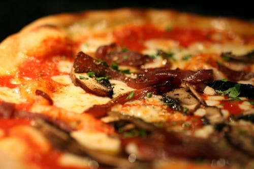 Sáskás pizzával a sáskajárás ellen