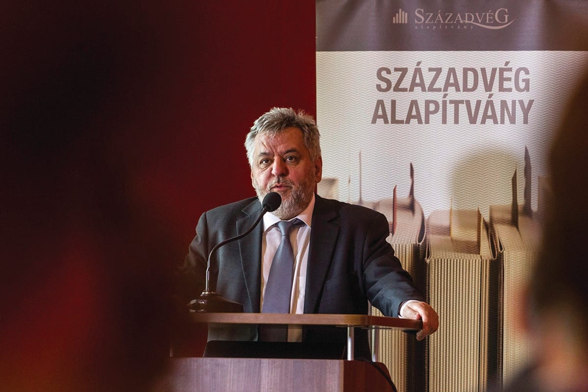 Politikai elemzők versenyfutása: fizetett megmondóemberek