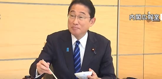 Nyilvános halvacsorával demonstrálták a fukusimai víz tisztaságát a japán miniszterek