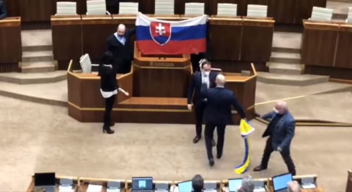 Dulakodásig fajult az amerikai–szlovák védelmi egyezmény vitája a szlovák parlamentben – videó