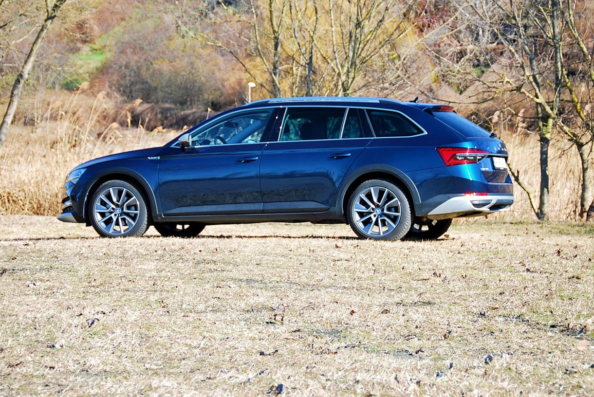 Ez lehetne a családi és céges autók királya – teszten a Skoda Superb Scout