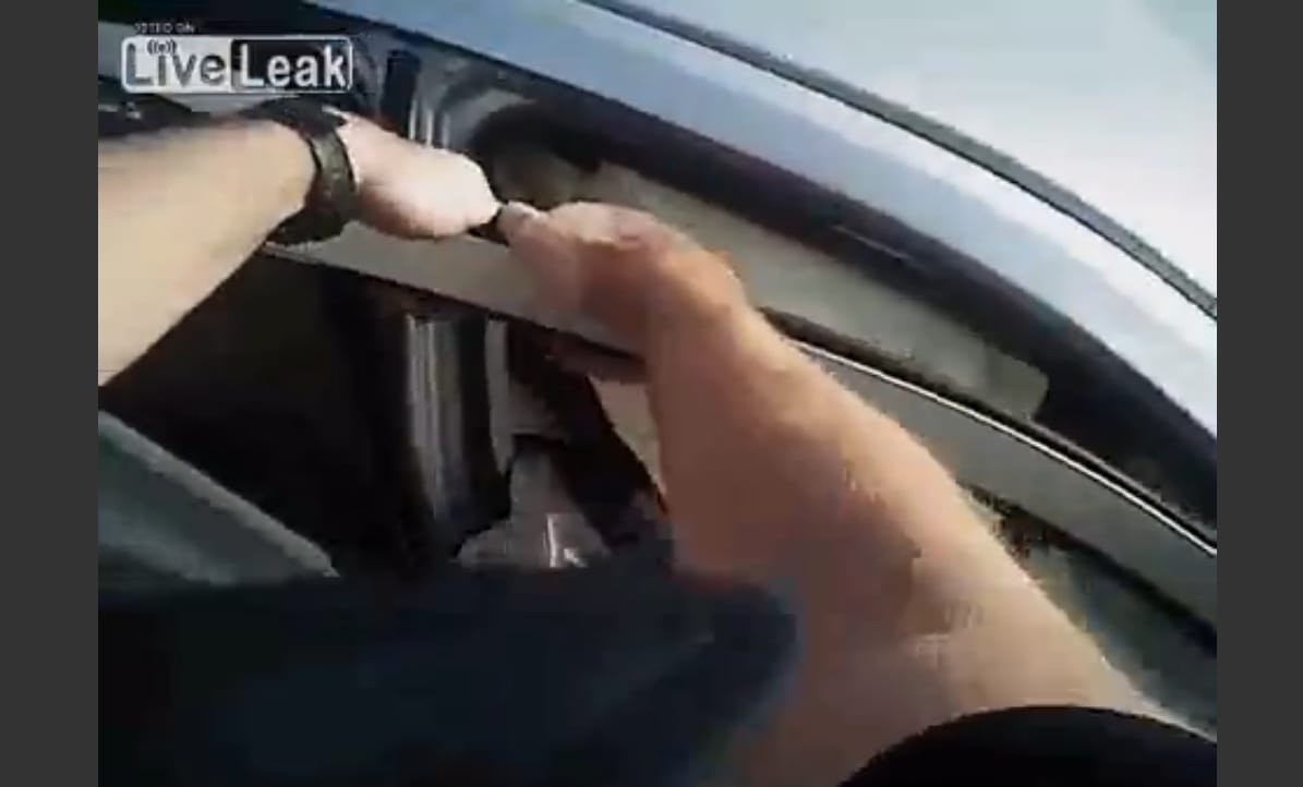 Mint a filmeken: így mentette ki a rendőr az égő autó utasát – videó