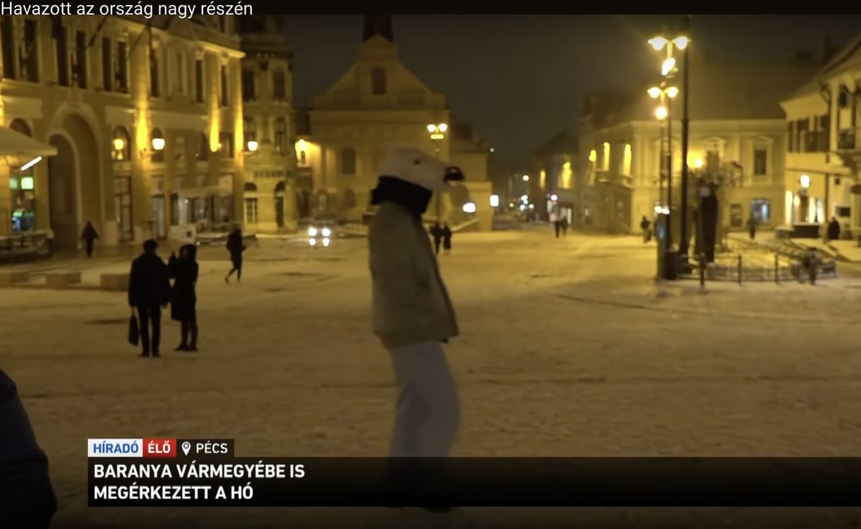 Egy lófejet viselő férfi dobta fel az M1 esti híradóját
