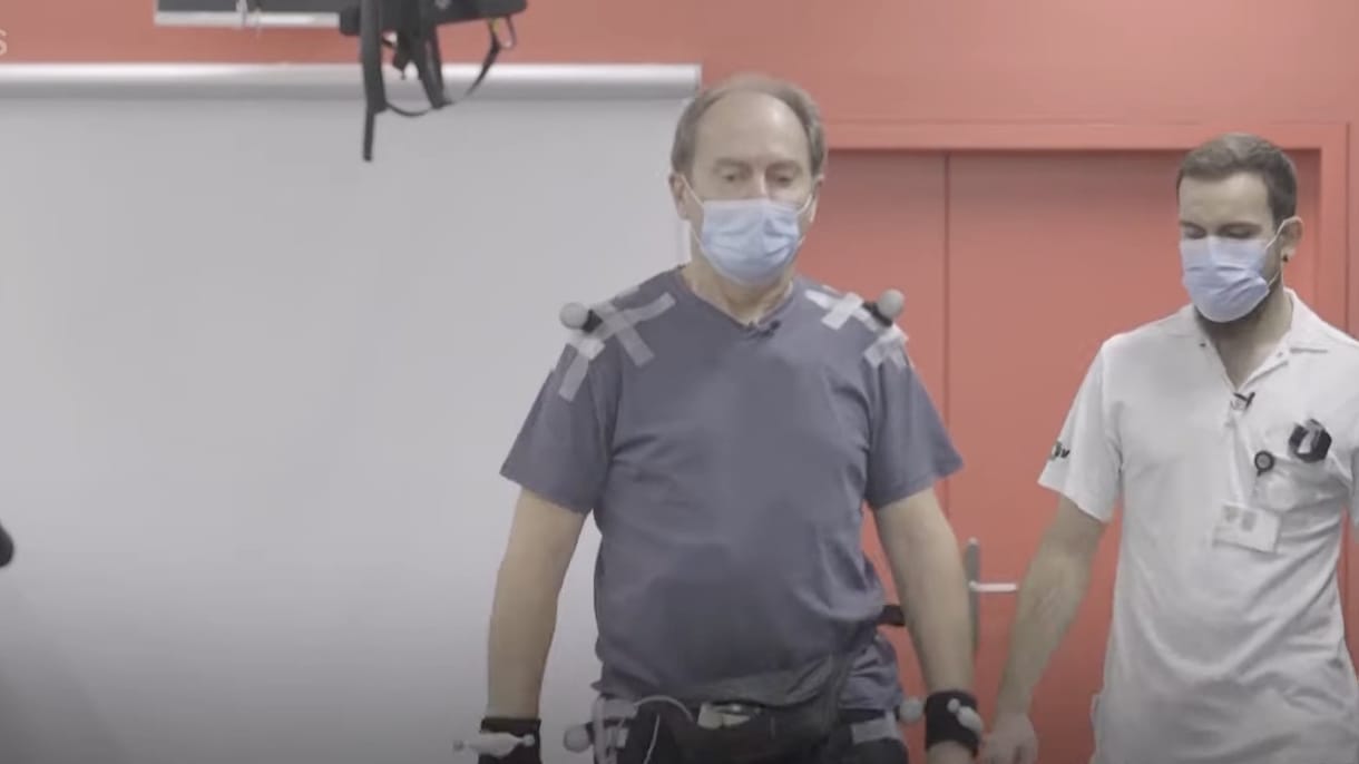 Járni is alig tudott már, de most 6 km-t is képes sétálni a parkinsonos beteg, aki egy gerincimplantátumot kapott