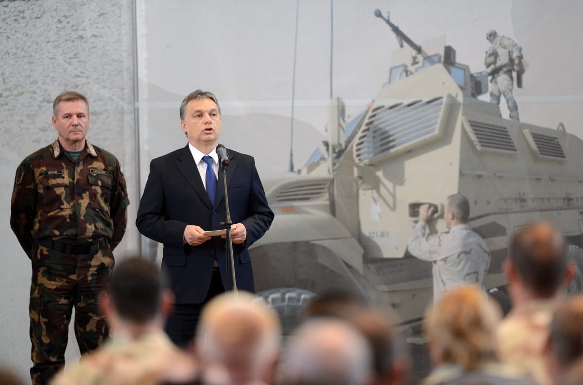 Fotók: maga Orbán Viktor várta a magyar katonákat Ferihegyen 