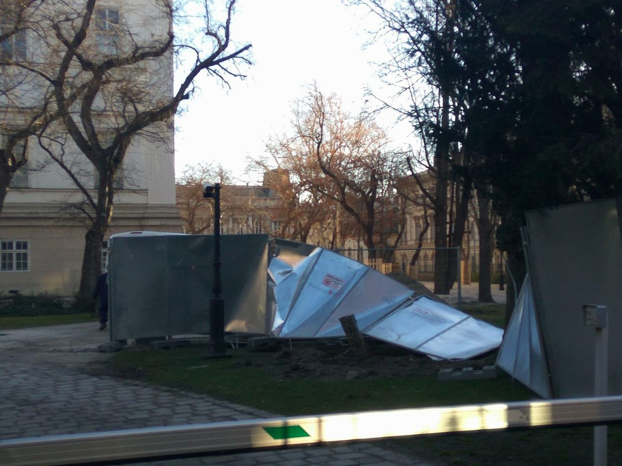 Ezt művelte a viharos szél a Nemzeti Múzeum kertjében