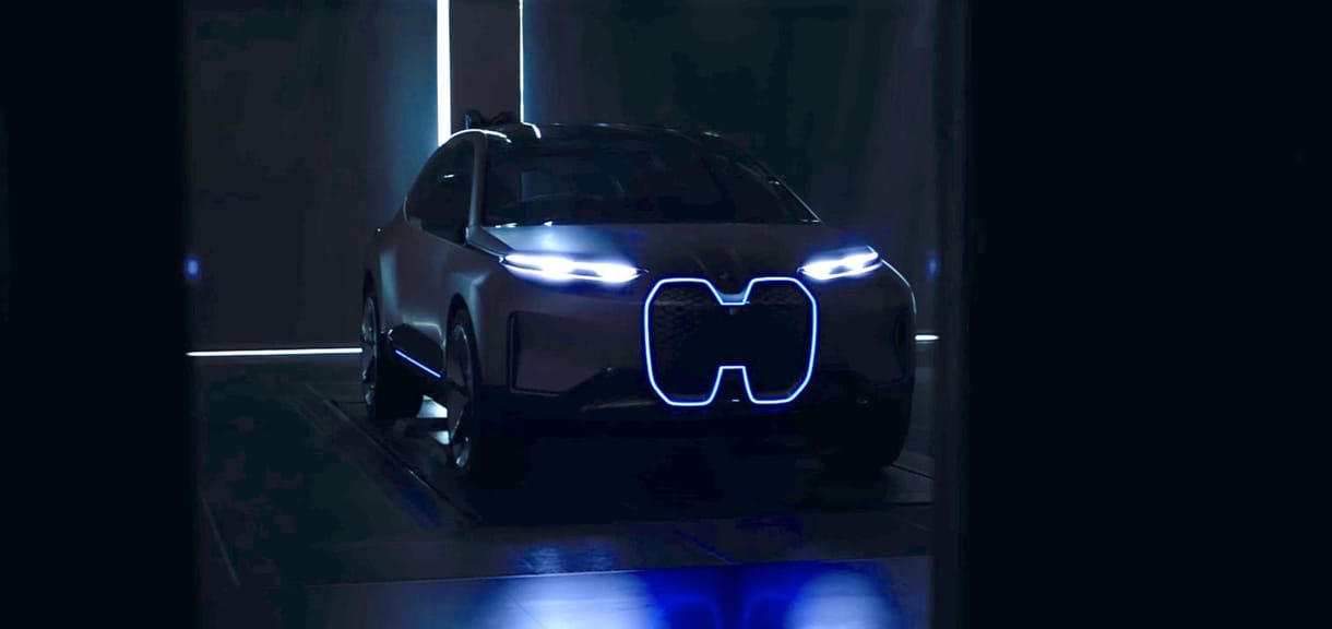 A BMW mutat egy autót 2021-ből – videó