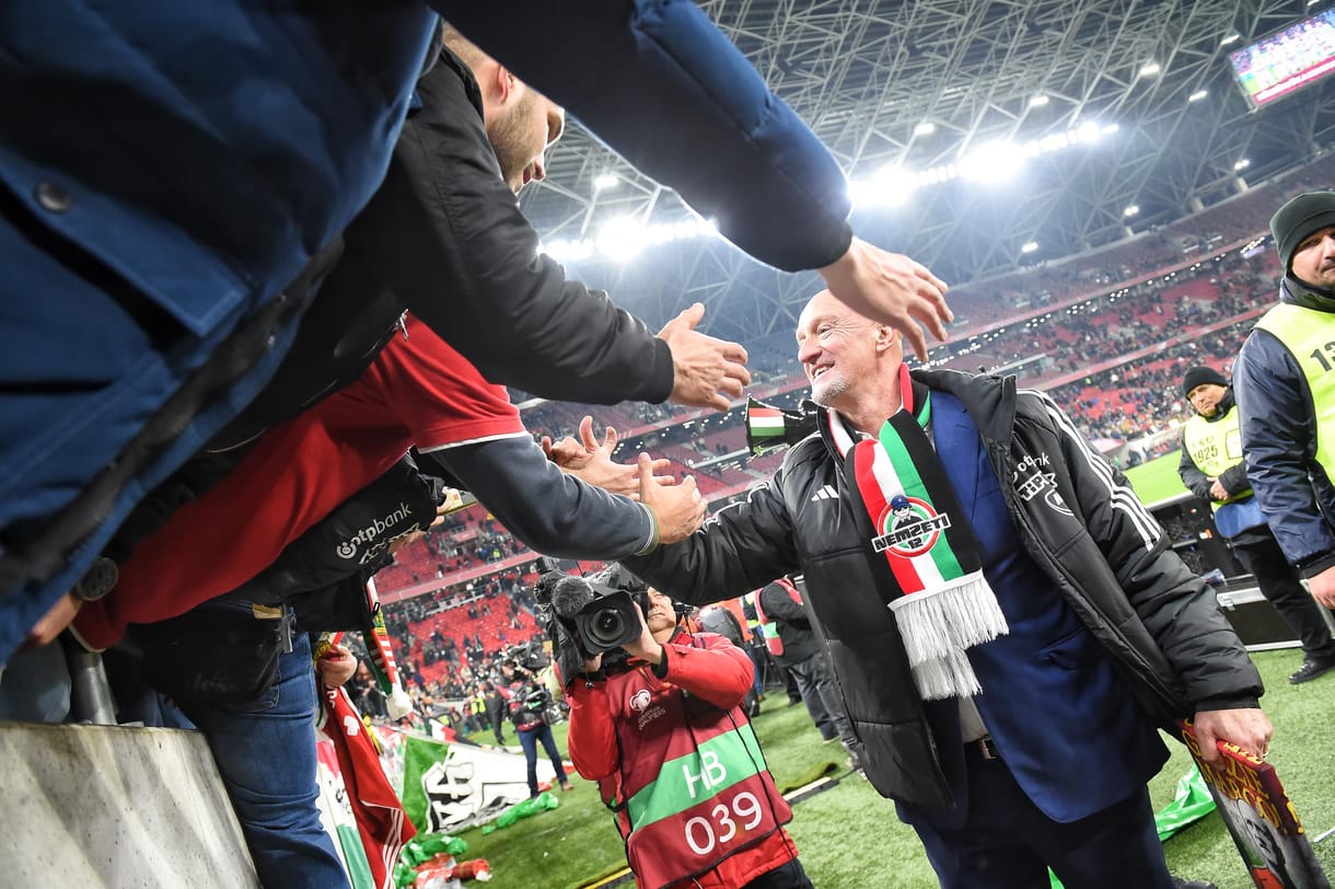 Képgaléria: Így ünnepelte a magyar csapat és az egész stadion az Eb-részvételt
