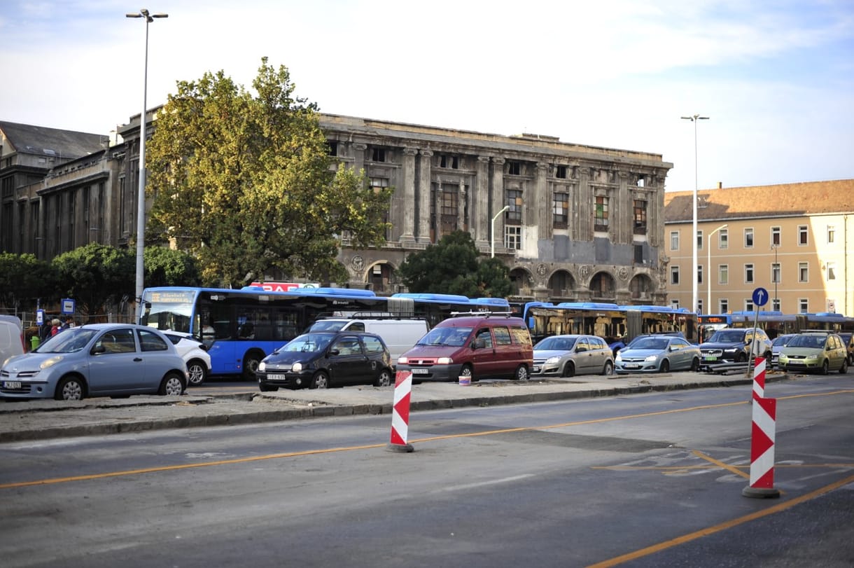 Éjszakánként aszfaltozzák újra a Blaha Lujza téri kereszteződést