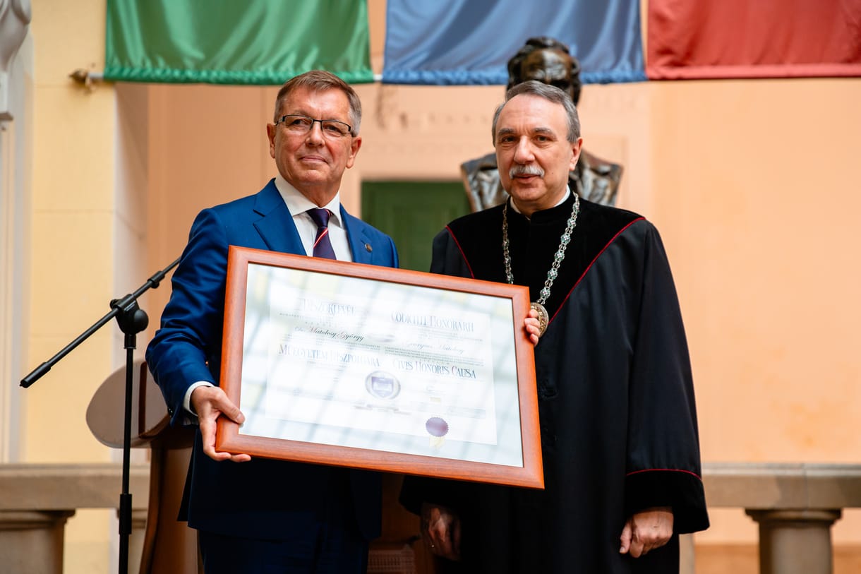 Együtt tüntették ki Krausz Ferencet és Matolcsy Györgyöt