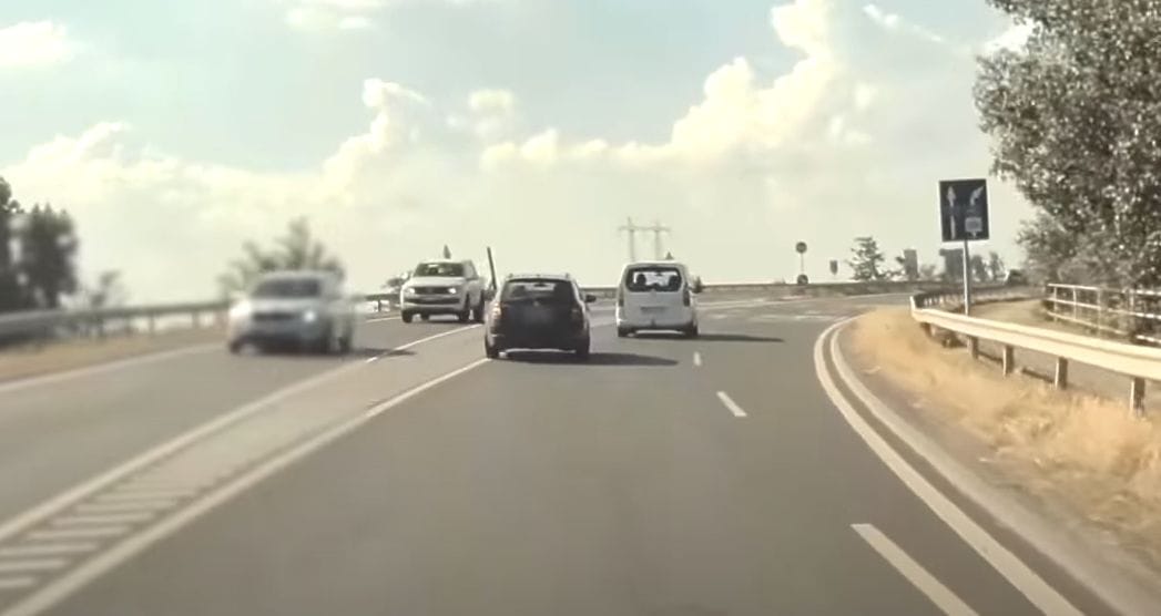 Két előzésből is kis híján baleset lett – videó