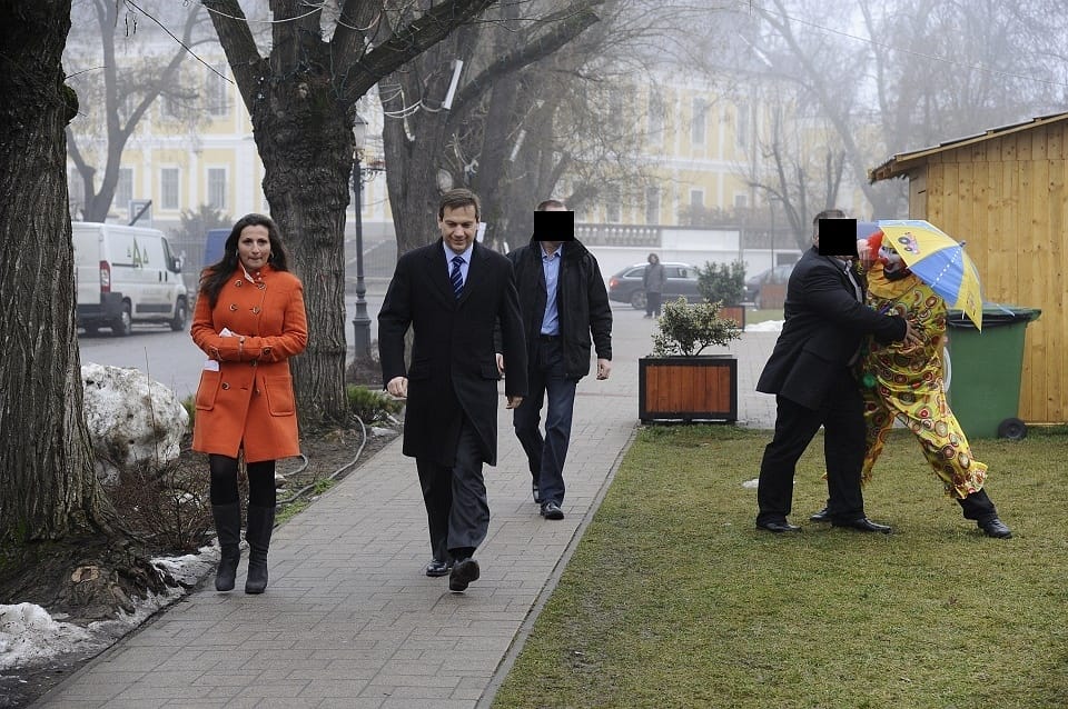 Bohóc támadt Bajnaira, a rendőrség sehol