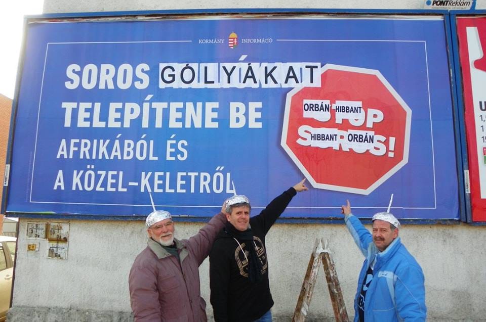 Újra akcióba lendült a DK alufóliasisakos képviselője: most plakátot rongált, de hogy!