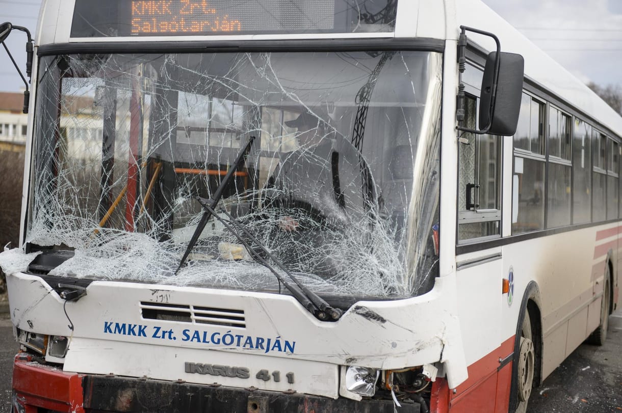 Busszal ütközött egy autó Bátonyterenyén, egy ember meghalt