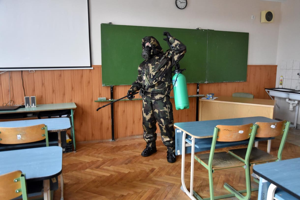 Népszava: Egy iskolát már be kellett zárni a tanárok tesztelése nyomán