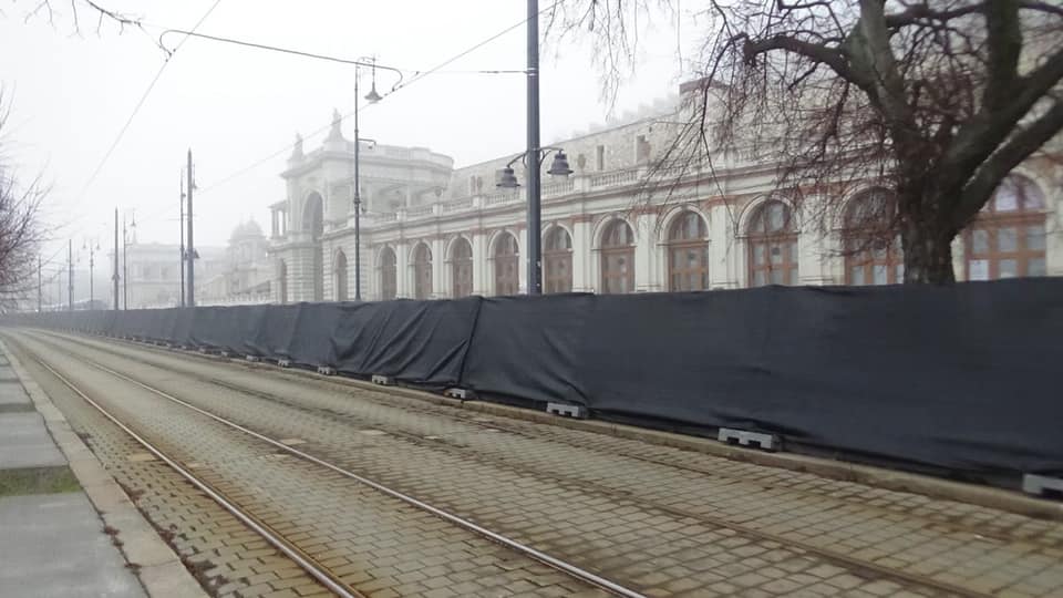 Fekete lepellel fedett kerítést vontak a Várkert Bazár köré Orbán évértékelője miatt