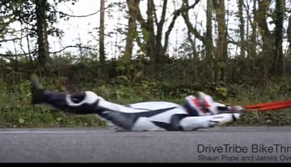 Ennél hitelesebben nehéz tesztelni, mit érez egy motoros, amikor elhasal - videó
