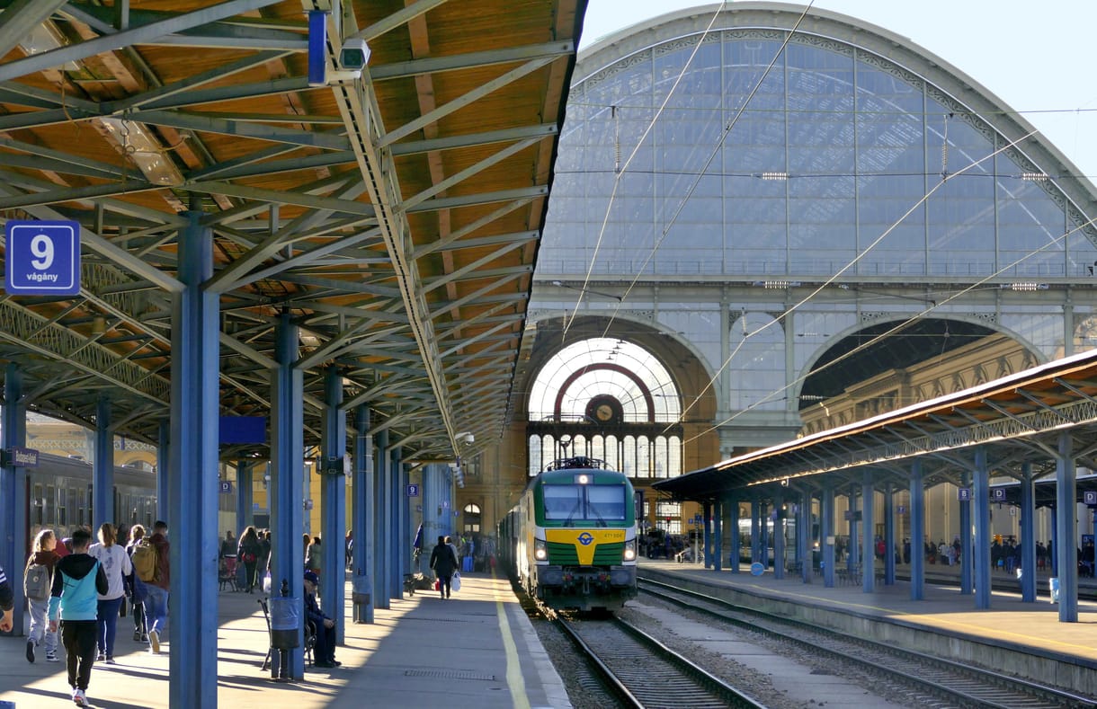 A MÁV szerint nem műszaki hiba volt az oka, hogy tilos jelzésen ment át a vonat a Keleti pályaudvaron