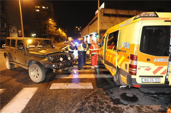 Mentőautó ütközött össze egy terepjáróval Csepelen – fotók