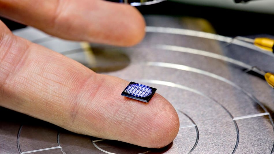 Az IBM előállt a világ legkisebb számítógépével, ami 1 mm x 1 mm-es