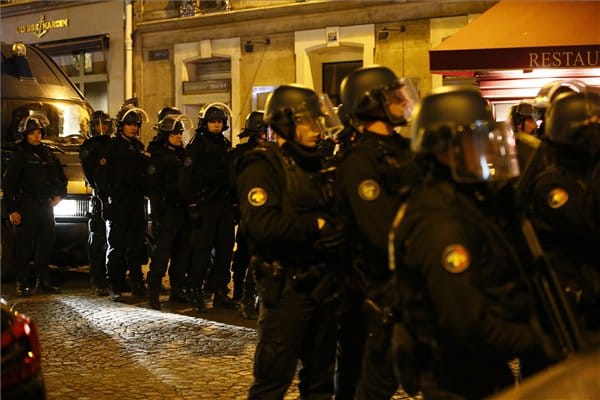Azonosították a párizsi merénylőt, összeül a nemzetbiztonsági kabinet