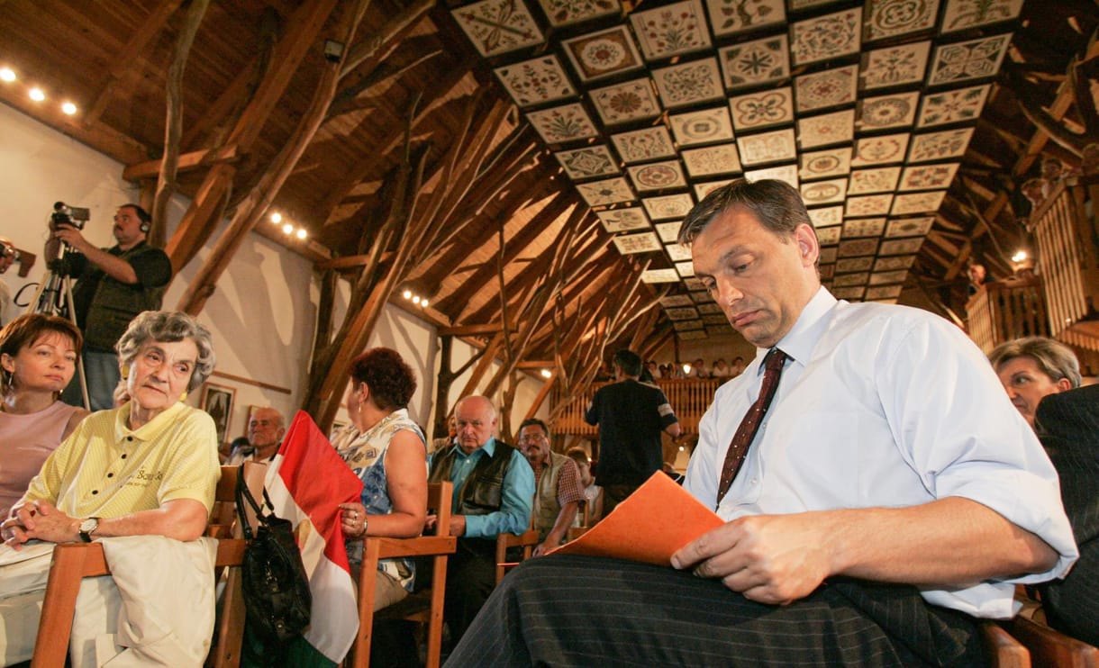 Orbánék könyvtárában szkíta-magyar rokonságról beszélne a mennyezet