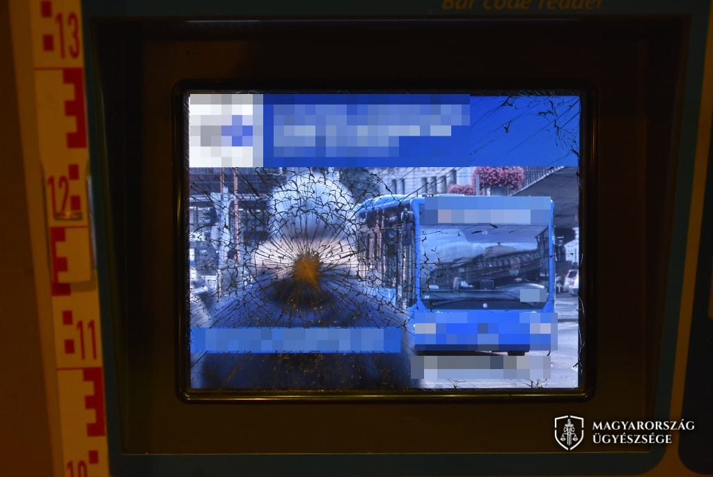 Húsklopfolóval verte be az automaták kijelzőjét, felfüggesztettet kapott