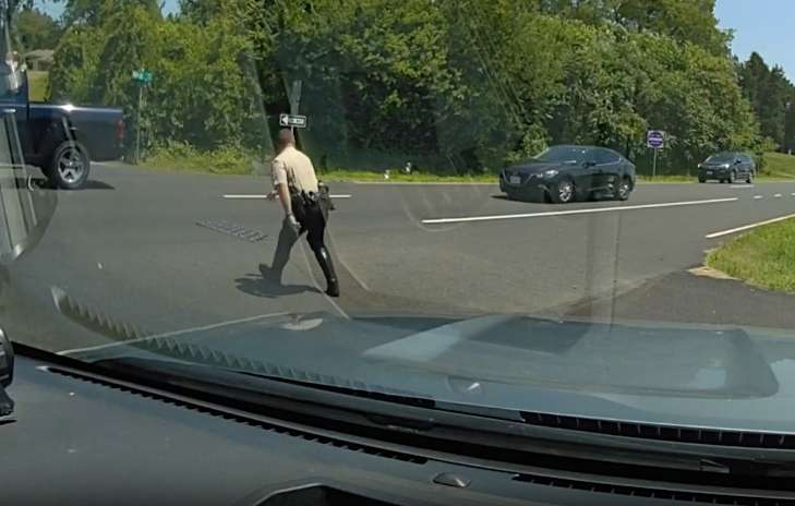 Így állítja meg egy profi rendőr az ámokfutó autóst – videó