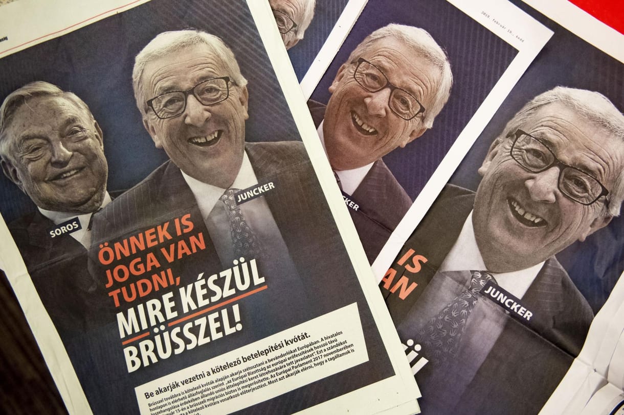 Weber nem hívta fel Orbánt a plakátkampány miatt, Gulyás nem érti, miért zárnák ki őket a Néppártból