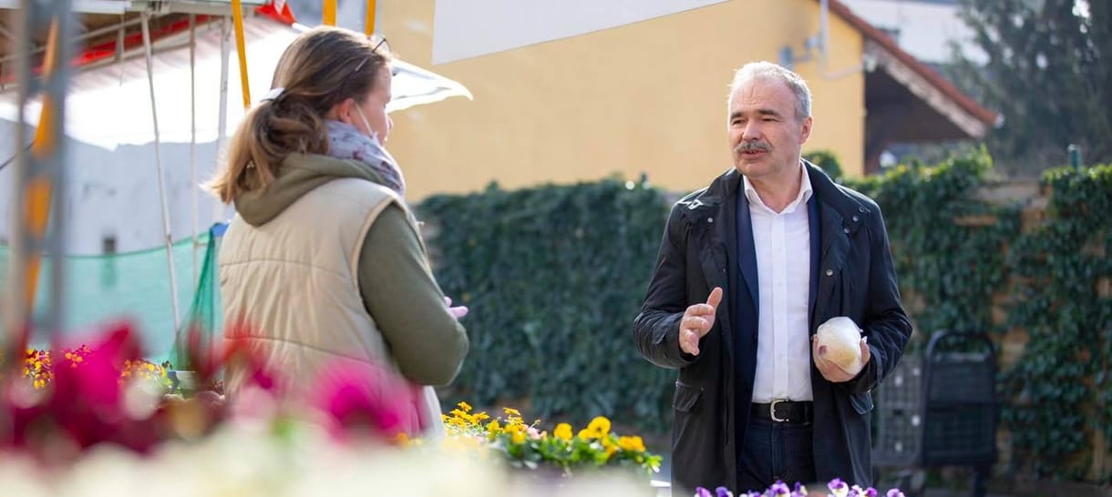 A virágárusok továbbra is nyitva lehetnek a piacokon
