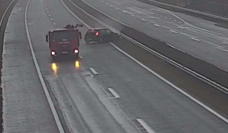 Talán elaludt a sofőr, aki az üres M7-esen hajtott neki egy teherautónak – videó 