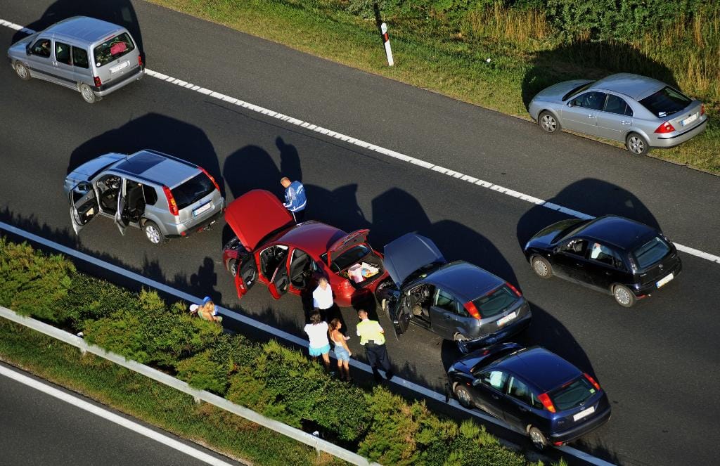 Segélyhívót szereltetne az új járművekbe az Európai Bizottság