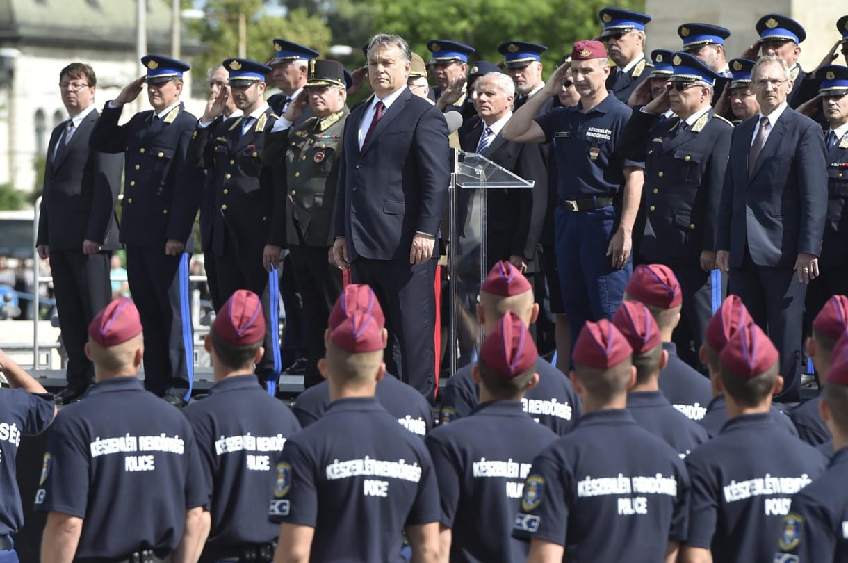 Nézegessen egyenruhásokkal körbevett Orbán Viktort, amint éppen fél kézzel megfordítja a népvándorlást