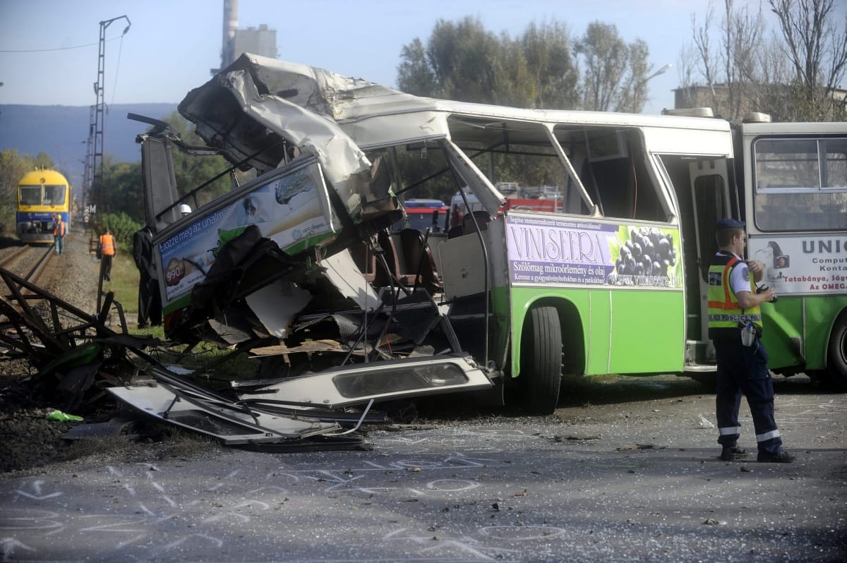 Tatabányai buszbaleset: csak csütörtöktől járnak majd a vonatok