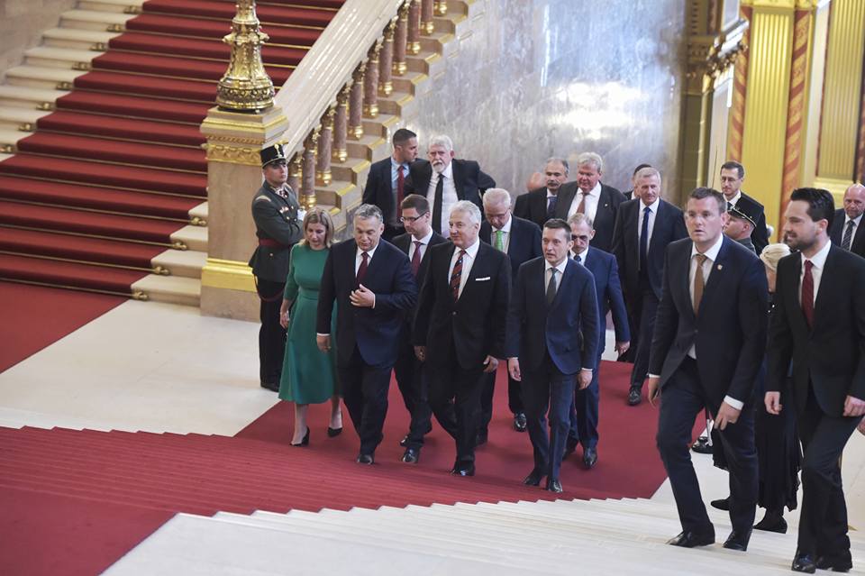 Orbán csapatot hirdetett, Rogán feladata a demokrácia védelme