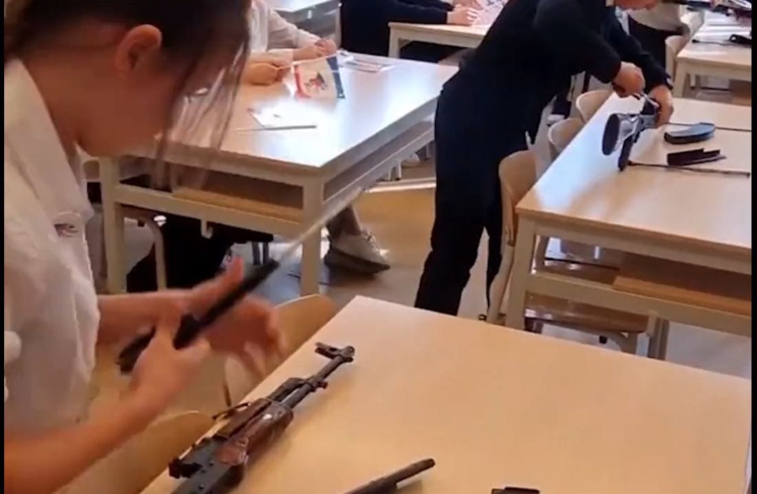 A Krím félszigetet megszállt orosz hatóságok gyerekeket képeznek ki katonának