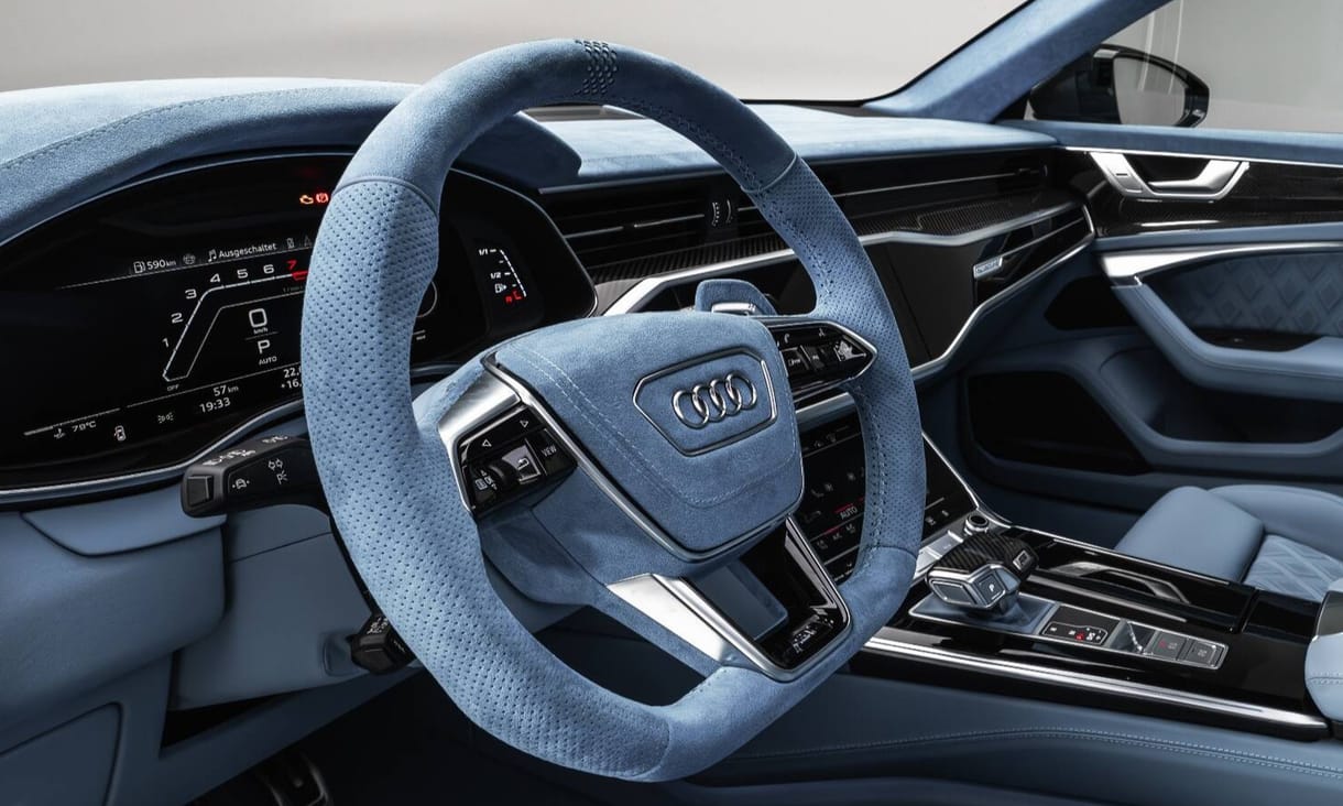 Kéknél is kékebb az 1000 lóerős Audi kombi utastere