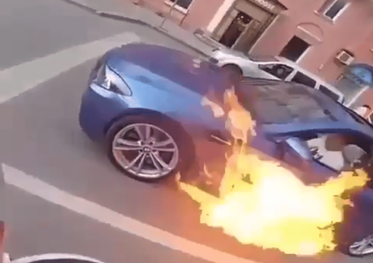 Ha kigyullad a kocsid, ne taposs a gázra, a menetszél nem fogja elfújni – videó