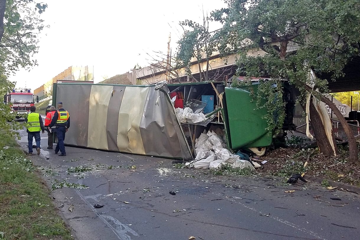 Leesett egy teherautó az M3-as bevezetőjéről – fotók