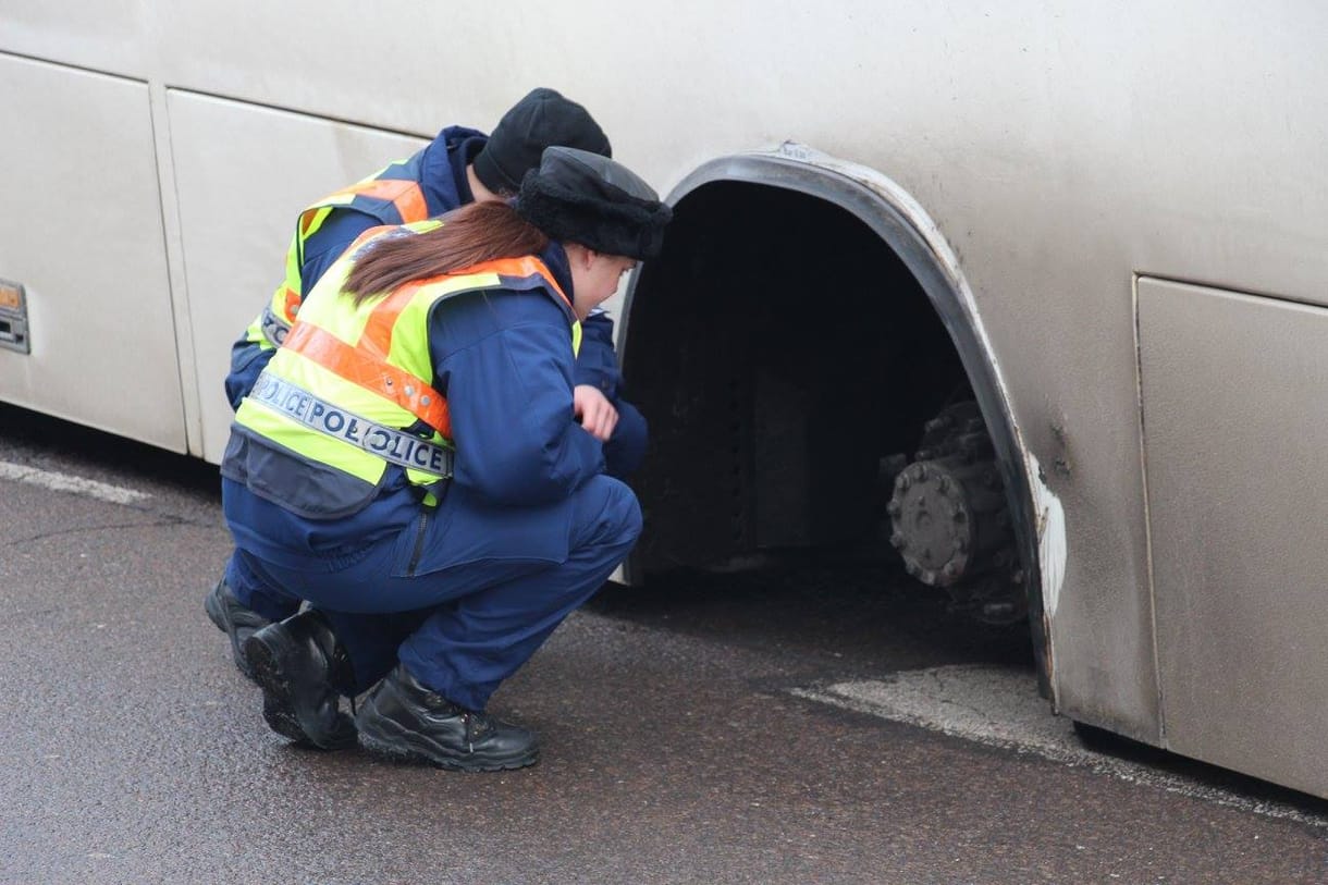 Kiestek egy busz kerekei, eltaláltak két autót - fotók